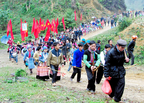 Người dân xã Nà Hẩu (Văn Yên) nô nức lên núi - nơi thực hiện Lễ cúng rừng.