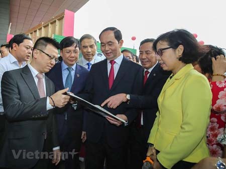 Chủ tịch nước Trần Đại Quang thăm gian trưng bày của TTXVN tại Hội báo toàn quốc.