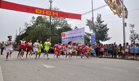 Giải Việt dã truyền thống Báo Yên Bái ngày càng thu hút đông đảo các VĐV nữ tham gia tranh tài.