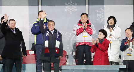 Chủ tịch Ủy ban Paralympic quốc tế Andrew Parsons (trái) và Tổng thống Hàn Quốc Moon Jae-in (thứ hai, trái) ở lễ bế mạc Paralympic PyeongChang 2018 tại PyeongChang, Hàn Quốc ngày 18/3.