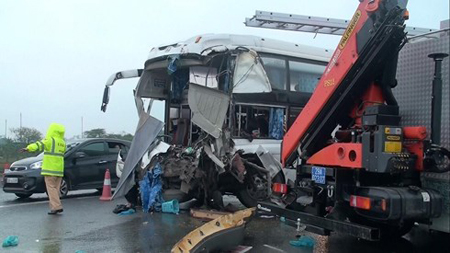 Hiện trường vụ tai nạn giữa xe khách và xe cứu hỏa trên cao tốc Pháp Vân - Cầu Giẽ.