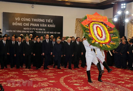 Sáng 20/3, tại Trung tâm Hội nghị Quốc tế (Hà Nội), Hội trường Thống Nhất (Thành phố Hồ Chí Minh), lễ viếng nguyên Thủ tướng Phan Văn Khải theo nghi thức Quốc tang đã diễn ra trọng thể.