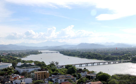 Sông Hương có khu vực thượng nguồn chứa nhiều giá trị cảnh quan văn hóa, sinh thái - lịch sử và môi trường.