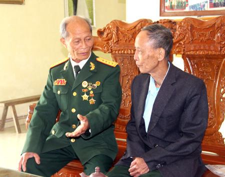 Cựu chiến binh Nguyễn Đức Kế (mặc quân phục) chia sẻ khó khăn, động viên đồng đội.