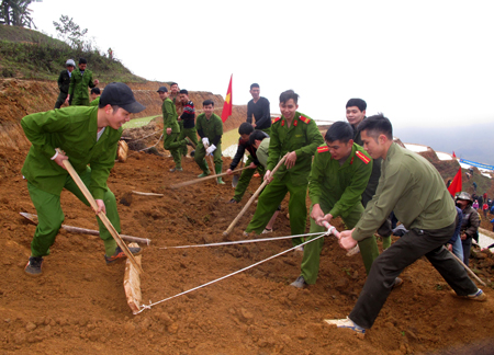 Tuổi trẻ CAND tham gia khai hoang ruộng nước tại xã Bản Công, huyện Trạm Tấu.