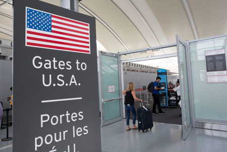 Tấm biển thông báo khu vực kiểm tra an ninh dành cho hành khách tới Mỹ tại sân bay ở Toronto, Canada.
