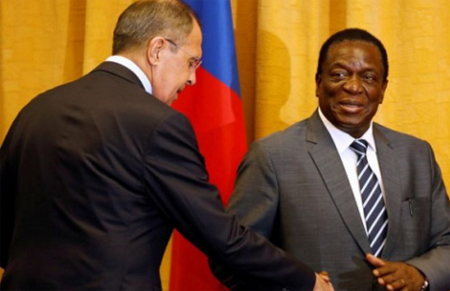 Tân Tổng thống Zimbabwe Emmerson Mnangagwa(phải).