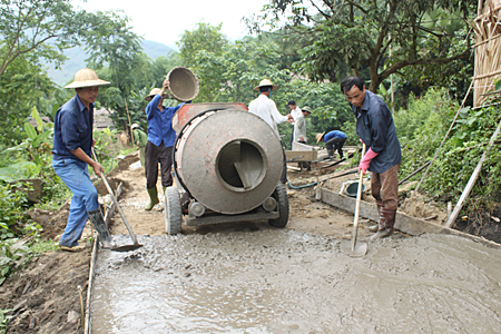 Nhân dân huyện Lục Yên làm đường giao thông nông thôn.
