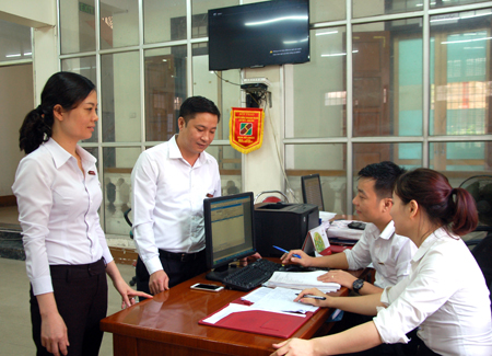 Lãnh đạo Agribank Chi nhánh huyện Trấn Yên trao đổi nghiệp vụ với cán bộ tín dụng.
