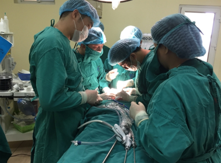 Ekip phẫu thuật tiến hành loại bỏ u tuyến giáp qua đường miệng.
