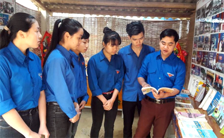 Thầy giáo Lưu Hồng Quân (bên phải) cùng các em học sinh chia sẻ kinh nghiệm sau giờ học.