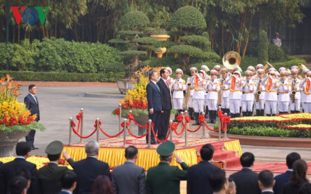 Chủ tịch nước Trần Đại Quang và Tổng thống Hàn Quốc Moon Jae-in trên bục danh dự.