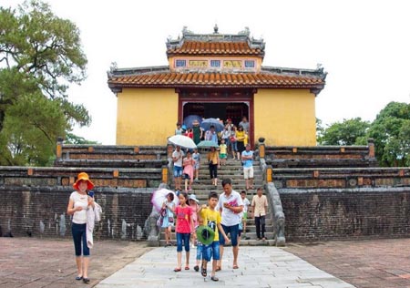 Khách du lịch tham quan hệ thống di tích Cố đô Huế từ tour du lịch 