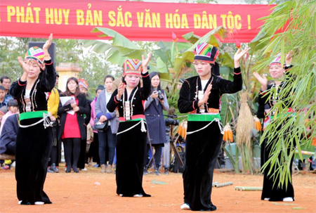 Các làn điệu dân ca, dân vũ biểu diễn trong các lễ hội đã góp phần gìn giữ và phát huy các giá trị văn hóa riêng có của dân tộc Khơ Mú.