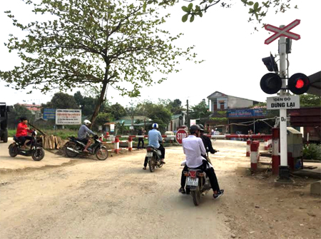 Một điểm giao cắt với đường sắt có gác chắn tại địa phận xã An Bình, huyện Văn Yên.