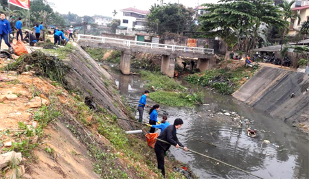 Đoàn viên thanh niên ra quân dọn dẹp hành lang, vệ sinh môi trường trên các tuyến đường thành phố Yên Bái.