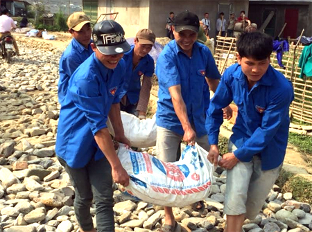 Đoàn viên thanh niên xã Cao Phạ tham gia vận chuyển vật liệu bê tông hóa đường giao thông.