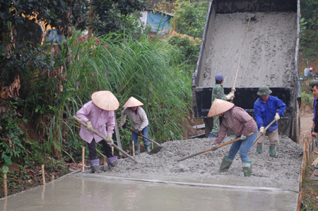 Nhân dân xã Lâm Giang, huyện Văn Yên tham gia làm đường giao thông nông thôn.