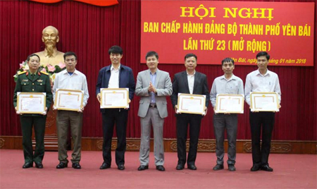 Đồng chí Ngô Hạnh Phúc - Bí thư Thành ủy Yên Bái trao giấy khen cho các tập thể có thành tích xuất sắc trong công tác dân vận của Đảng năm 2017.