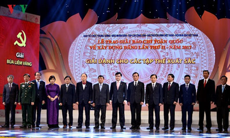 Đồng chí Nguyễn Văn Bình - Ủy viên Bộ Chính trị, Bí thư Trung ương Đảng, Trưởng Ban Kinh tế Trung ương và đồng chí Nguyễn Hòa Bình - Bí thư Trung ương Đảng, Chánh án Tòa án Nhân dân Tối cao trao giải cho các tập thể xuất sắc lần thứ II-2017.