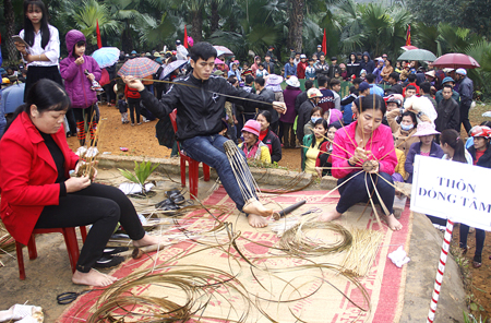 Phần thi đan rọ tôm tại lễ hội đình Ba Chãng, xã Phúc An.
