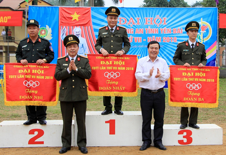 Lãnh đạo Công an tỉnh Yên Bái và Sở Văn hóa, Thể thao - Du lịch trao cờ và phần thưởng cho các đoàn vận động viên đoạt giải Nhất, Nhì, Ba toàn đoàn.