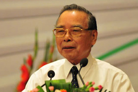 Nguyên Thủ tướng Phan Văn Khải phát biểu tại buổi lễ được trao tặng Huy hiệu 55 năm tuổi Đảng.