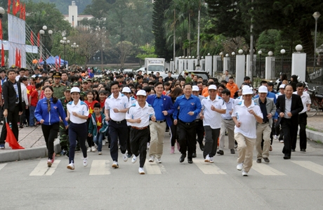 Các đồng chí lãnh đạo tỉnh Yên Bái tham gia ngày chạy Olympic tại Quảng trường 19/8.