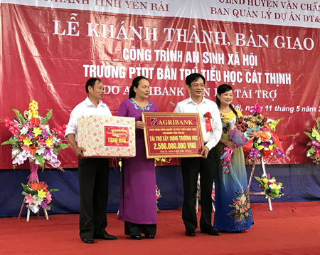 Hàng chục tỷ đồng đã được Agribank Chi nhánh tỉnh Yên Bái trao tặng cho các đối tượng trong các chương trình an sinh xã hội.