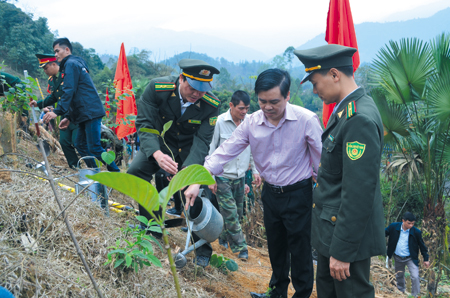 Cán bộ, nhân dân huyện Văn Chấn ra quân trồng cây đầu xuân Mậu Tuất 2018, phấn đấu hoàn thành kế hoạch trồng mới trên 3.500 ha rừng. (Ảnh: Trần Van)
