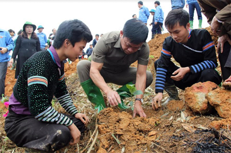 Lãnh đạo Hội Doanh nhân trẻ cùng các bạn ĐVTN trồng cây gáo vàng tại thôn Khuôn Bổ, xã Hồng Ca, huyện Trấn Yên.
