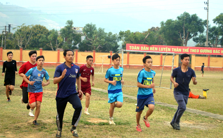 Đoàn vận động viên huyện Văn Chấn tích cực tập luyện trước ngày đua tài.