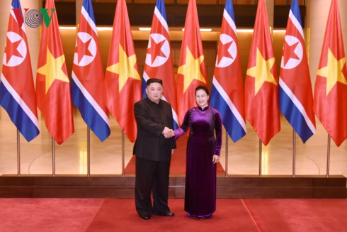 Thủ tướng Nguyễn Xuân Phúc đón Chủ tịch Kim Jong Un.