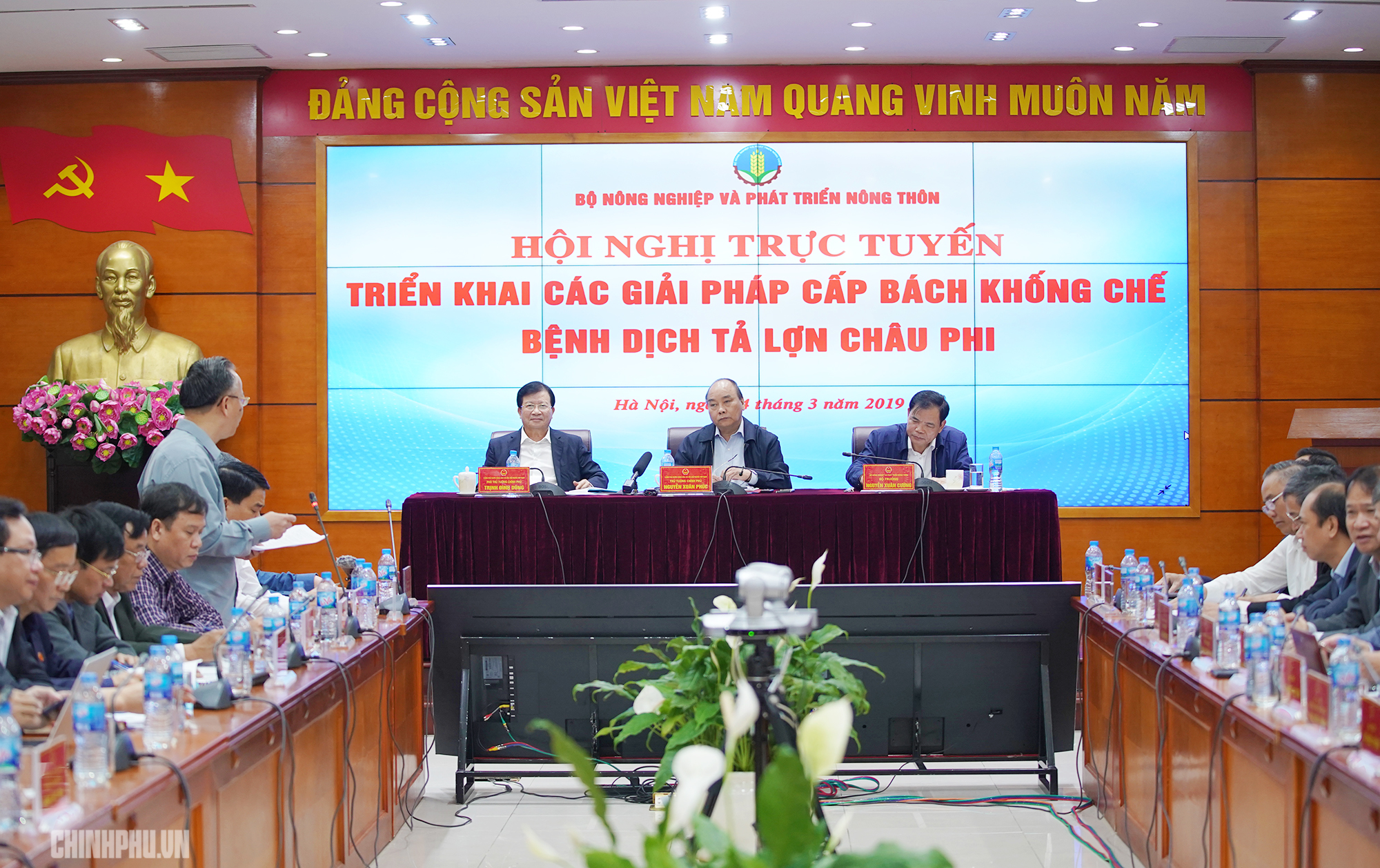 Thủ tướng Nguyễn Xuân Phúc chủ trì Hội nghị trực tuyến triển khai các giải pháp cấp bách khống chế bệnh dịch tả lợn châu Phi.