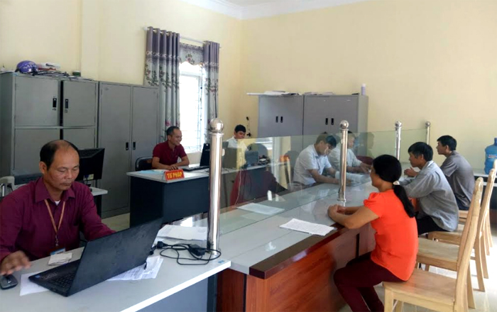 Bộ phận một cửa xã Gia Hội, huyện Văn Chấn được đầu tư phục vụ tốt nhu cầu công việc của người dân.