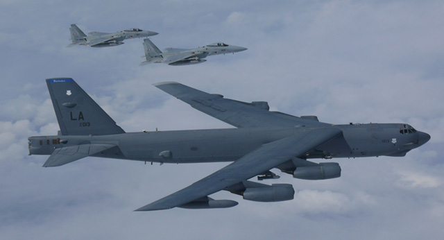 Một máy bay B-52H Stratofortress của Mỹ phối hợp huấn luyện với các máy bay của Không quân Nhật Bản ở khu vực biển Hoa Đông hồi tháng 9/2018.