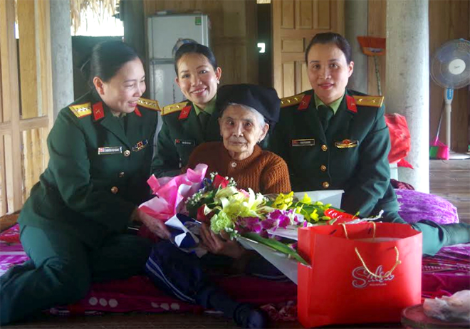 Hội phụ nữ Bộ CHQS tỉnh Mẹ Việt Nam anh hùng Tạ Thị Mạn ở xã Mường Lai, huyện Lục Yên.