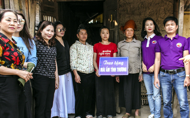 Đồng chí Vũ Thị Hiền Hạnh - Ủy viên Ban Chấp hành Đảng bộ tỉnh, Chủ tịch Hội LHPN tỉnhi (người thứ 3, trái sang) trao tiền hỗ trợ cho các hộ hội viên phụ nữ nghèo tại thị xã Nghĩa Lộ.