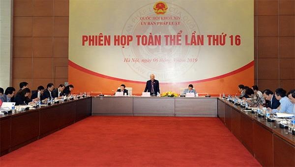 Phó Chủ tịch Quốc hội Uông Chu Lưu dự Phiên họp toàn thể của Ủy ban Pháp luật.