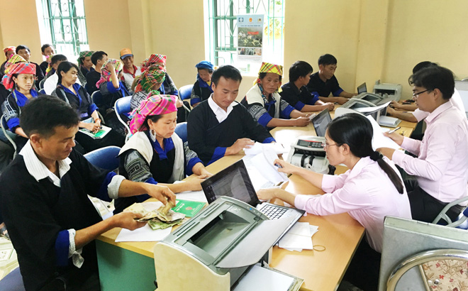 Một buổi giải ngân cho vay hộ nghèo của NHCSXH huyện Mù Cang Chải.