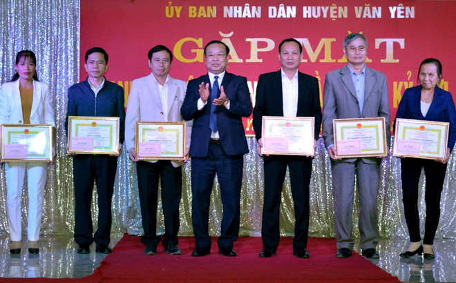 Lãnh đạo UBND huyện Văn Yên tặng giấy khen cho các doanh nghiệp, hợp tác xã, hộ kinh doanh cá thể tiêu biểu trong sản xuất kinh doanh năm 2018.