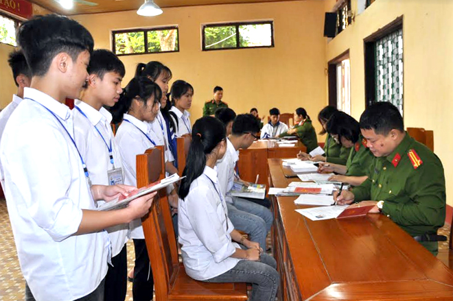 Hơn 150 lượt học sinh Trường Trường Phổ thông Dân tộc nội trú Trung học phổ thông tỉnh được làm CMND miễn phí.