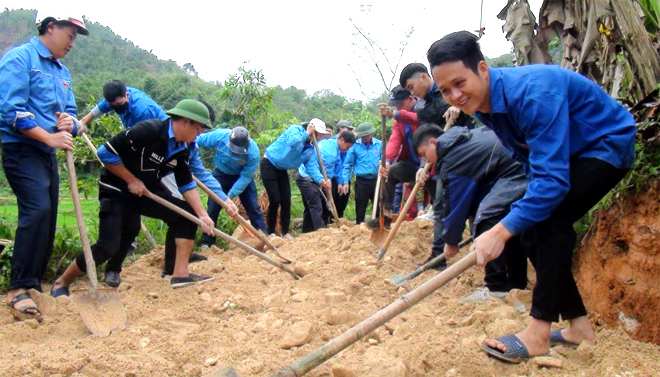 1.000 cán bộ, đảng viên, đoàn viên thanh niên và các em học sinh tham gia tu sửa tuyến đường dài gần 1km nối 2 thôn Hin Lò và Làng Thoọc, xã Yên Thắng.