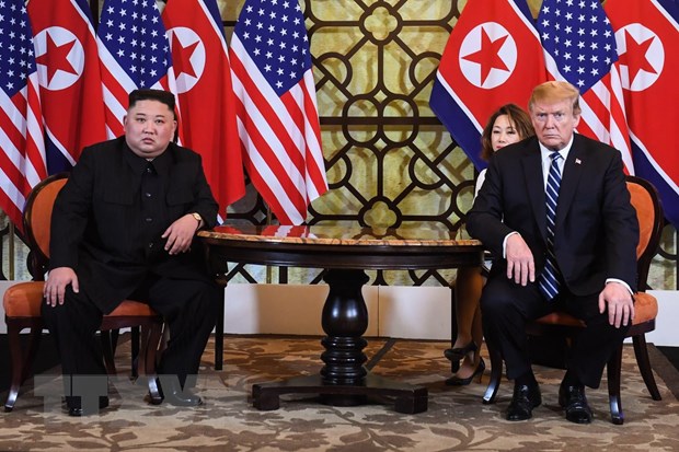 Tổng thống Mỹ Donald Trump (phải) và Chủ tịch Triều Tiên Kim Jong-un trong cuộc gặp riêng tại ngày làm việc thứ hai của Hội nghị thượng đỉnh Mỹ-Triều lần hai ở Hà Nội.