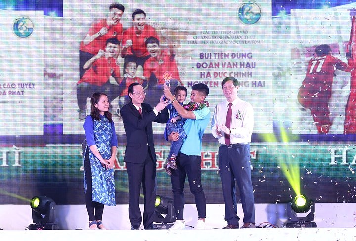 Cầu thủ Hà Đức Chinh đại diện nhận giải Fair Play 2018.