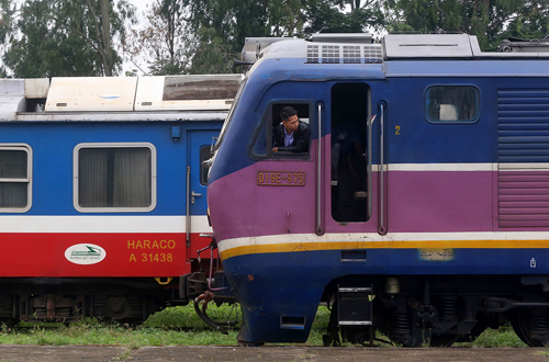 Mỗi ngày tại ga Yên Viên có hai chuyến tàu khách đi Lào Cai.