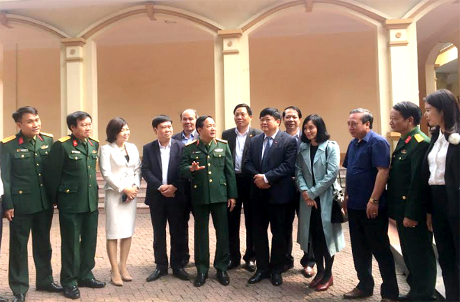Thiếu tướng Trịnh Văn Quyết – Bí thư Đảng ủy, Chính ủy Quân khu 2 trao đổi với các đại biểu bên lề Hội nghị.