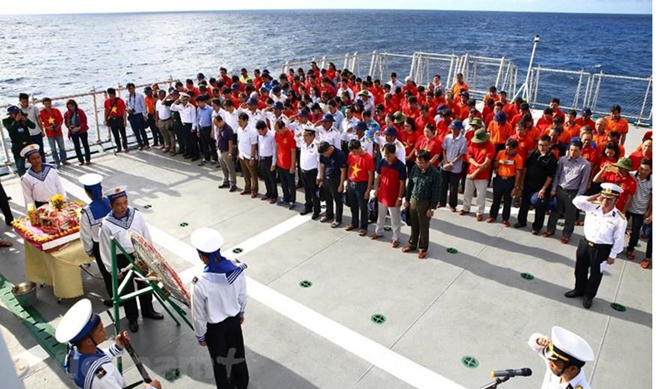 Đã thông lệ, bất cứ tàu hải quân nào đi qua vùng biển Gạc Ma, Cô Lin, Len Đao đều tổ chức lễ viếng và thả hoa tưởng niệm 64 liệt sỹ.