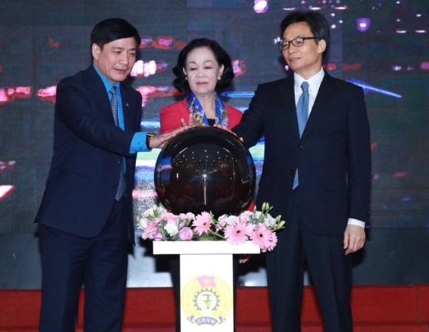 Trưởng ban Dân vận Trung ương Trương Thị Mai, Phó Thủ tướng Chính phủ Vũ Đức Đam, Chủ tịch Tổng LĐLĐ Việt Nam Bùi Văn Cường bấm nút chính thức khai trương phần mềm.