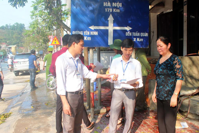 Cán bộ phường Yên Ninh, thành phố Yên Bái nắm bắt tâm tư, nguyện  vọng của người dân khi triển khai sáp nhập. (Ảnh: Thanh Nghị)